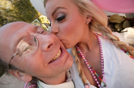Junge Blondine mit großen Augen und Titten Britney Amber verführt und fickt einen alten Mann