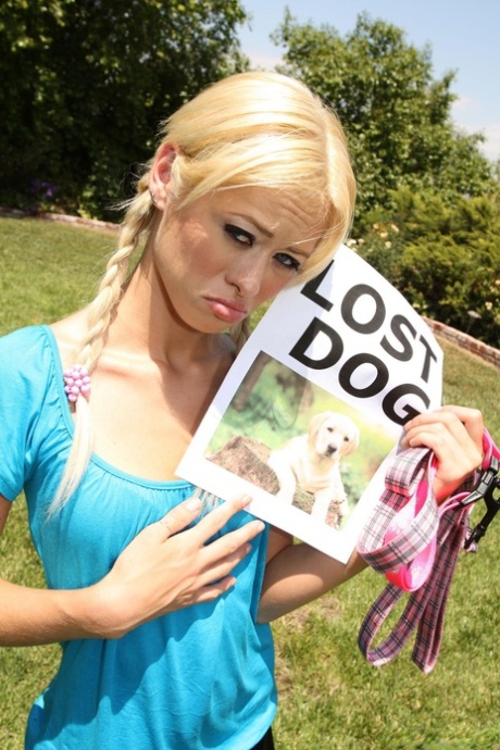 La blonde Rebecca Blue avec des nattes cherche son chien perdu et trouve une bite bien dure.