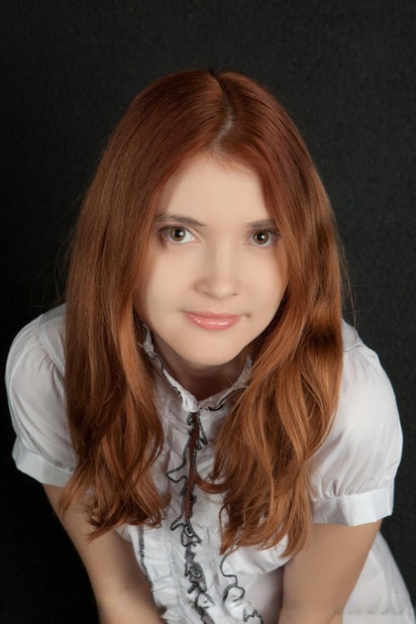 La dolce ginger con un bel sedere Orabelle allunga la sua fica pelosa