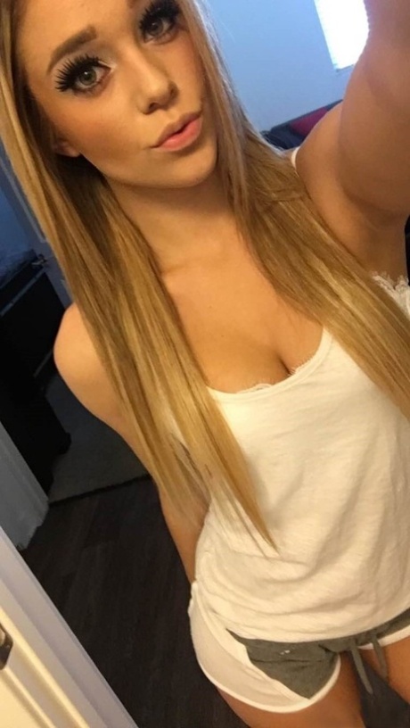 Amatérská modelka Kali Rose si pořizuje selfie v různých kouscích spodního prádla