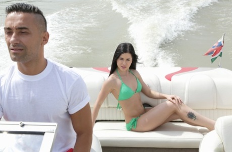 La morena de piel clara Cassie Right va de coño a boca en una lancha rápida