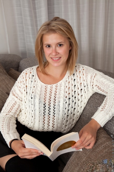 Den unge blonde pige Elza A debuterer som nøgenmodel i overknee-strømper