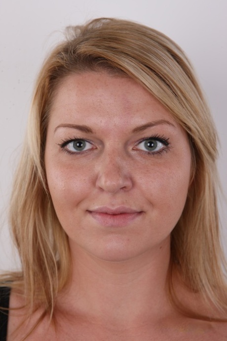 金发业余爱好者 Dominika 全裸拍摄穿孔阴部特写