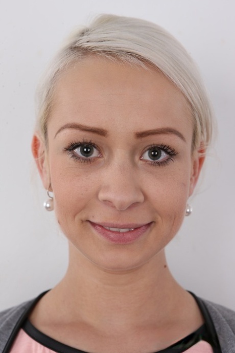 Platinablond amatör Denisa står naken framför en fitta närbild