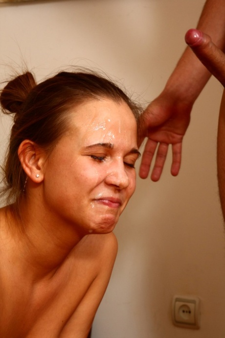 Ung flicka sport en cum täckt ansikte efter att ha sex med sin pojkvän