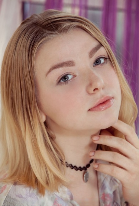 Dirty blond teen Daniel Sea enthüllt schöne Titten vor der Anzeige ihrer leckeren twat