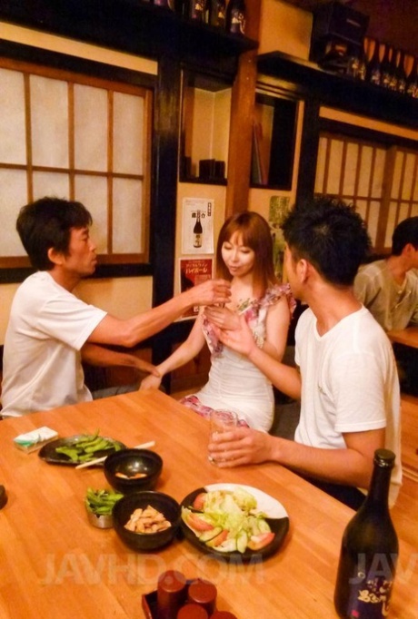 Minami Kitagawa asiática en lencería rosa recibe vibrador en poonanie