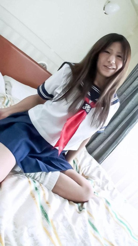 Japans schoolmeisje Yukari neemt een bad na te zijn gemasturbeerd