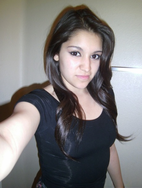 Petite amatör brunett cutie Selena tar en selfie av hennes heta bröst och röv