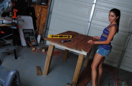 La morena Kelly se deshace de sus shorts para mostrar su redondo culo en el taller