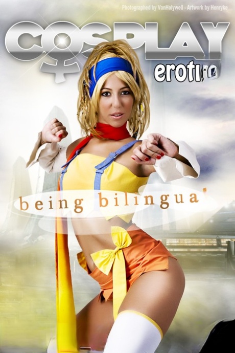 Blondes Mädchen befreit ihre festen Titten und engen Arsch von Cosplay-Kleidung