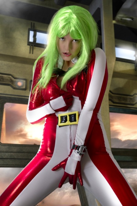 緑色の髪のコスプレイヤーは、衣装から乳房を解放している。