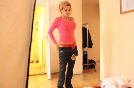 Het medelålders blondin Sharon Pink blir helt naken medan hon byter kläder