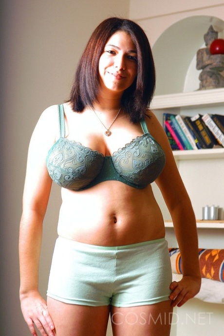 La modelo amateur regordeta posa sin desnudarse en sujetador y pantalones cortos