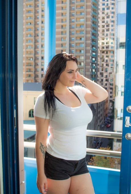 性感丰满的Chloe Jenks做了一个缓慢的脱衣舞，露出了她的大瓜子和屁股