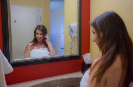 Linda e mamalhudo Cheery se embeleza no seu traseiro sexy e grandes mamas no chuveiro