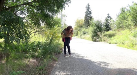 セクシーなジョガーのAntoniaは、ジーンズを落として散歩道で公衆便をする。
