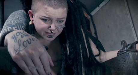 Punk girl Luna Lavey suporta ter a pele quebrada enquanto é canedada por uma fufa