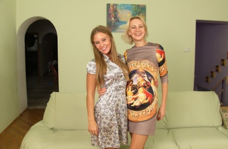 Une femme âgée et une jeune femme se déshabillent pour du sexe lesbien sur un futon.