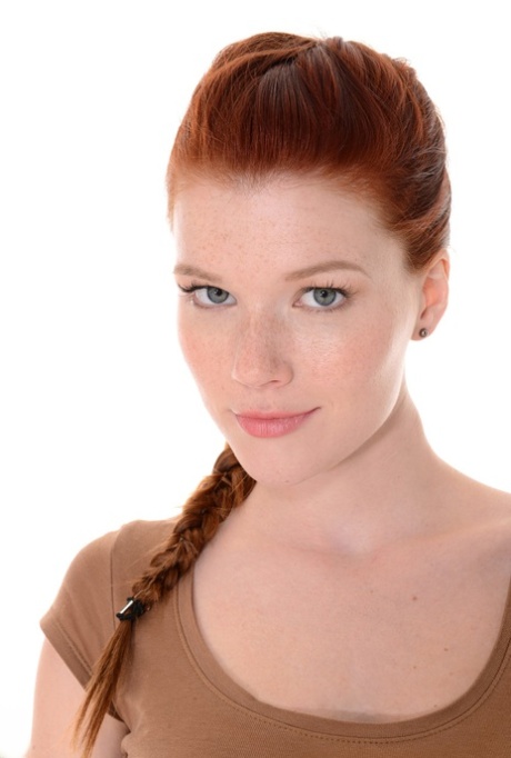 Sexy Rothaarige Mia Sollis macht einen langsamen Striptease, bevor sie ihre langen Beine kreuzt