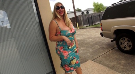 Tlustá blond amatérka Karen Fisher šuká cizince v jeho autě