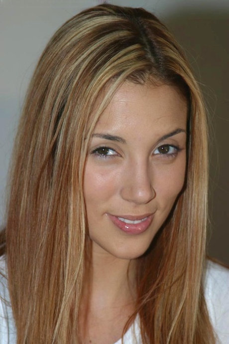 Den blonde solo-jenta Jelena viser frem de fine puppene sine mens hun kler av seg.