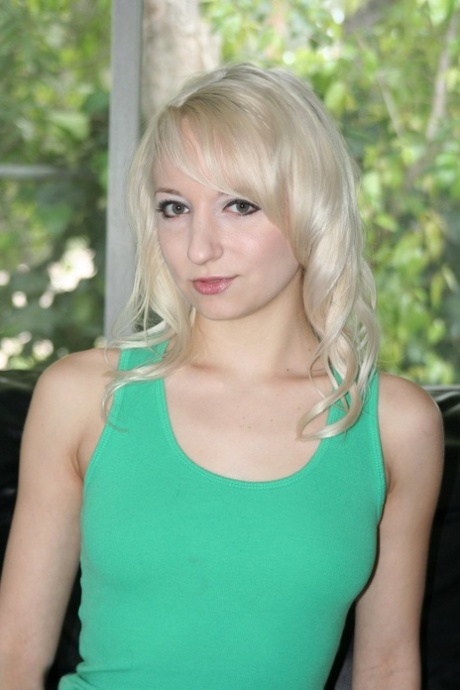 Blond amatör Ashley Jane visar sin söta rumpa medan hon är naken