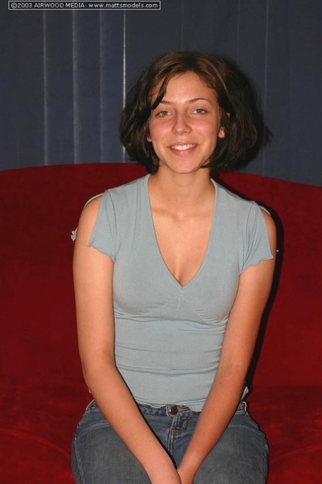 Nico, une adolescente brune, replie les lèvres de ses lèvres après un strip-tease