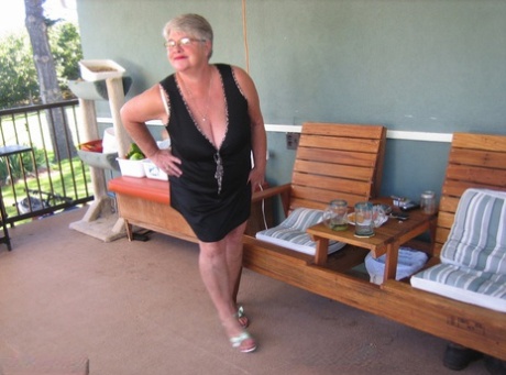 Gammal dam Girdle Goddess skakar sin stora rumpa på en veranda