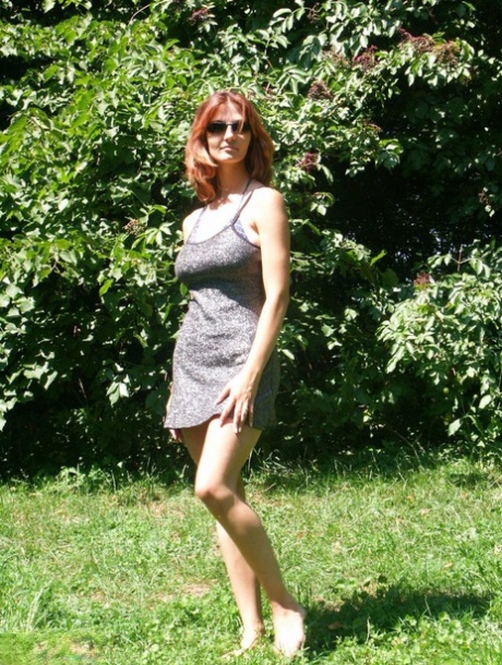 Sexy zrzavá amatérka Vanessa se svléká pod stromem, aby provětrala svá velká povislá prsa