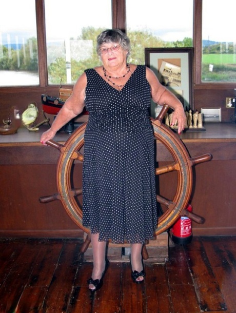 A avó britânica gorda Libby masturba-se em meias a bordo de um barco