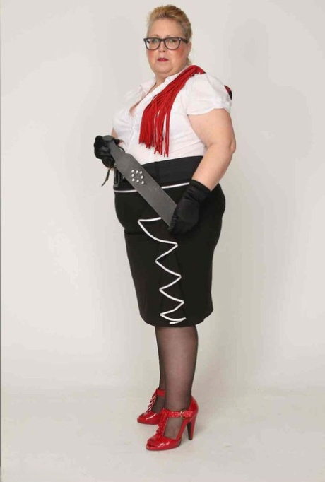 Modne britiske BBW Lexie Cummings tar seg til den store rumpa mens hun viser den piercede fitta si