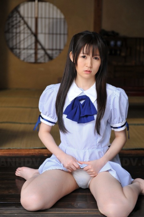 日本美女上原爱坐在阳台上，露出未剃的阴毛