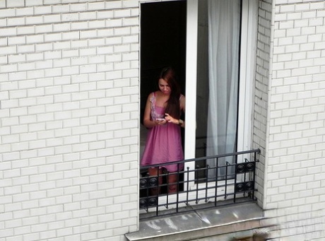 Roodharig amateurmodel Anita showt tieten en kont in roze lingerie