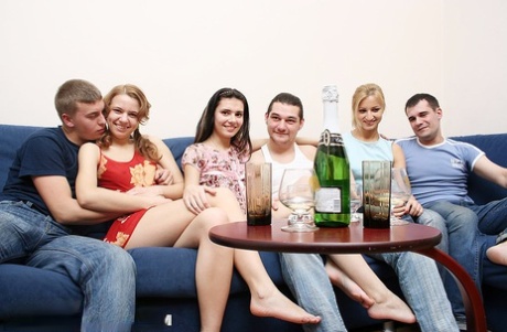 Studenten nemen deel aan een groepsseksessie na het drinken van drank
