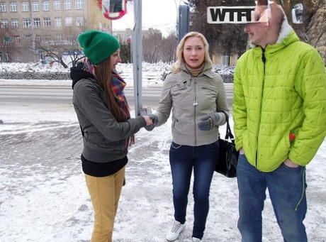 Пьяные девушки оказываются участниками жесткого группового секса