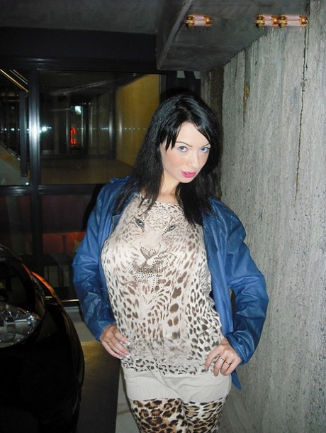 Brunette amateur stelt haar natte poesje bloot na het drinken van wijn uit koffiekopjes