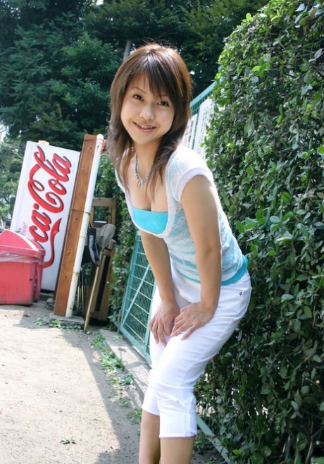 Den japanske model Ayumi Motomura blotter bryster og røv, mens hun skifter tøj