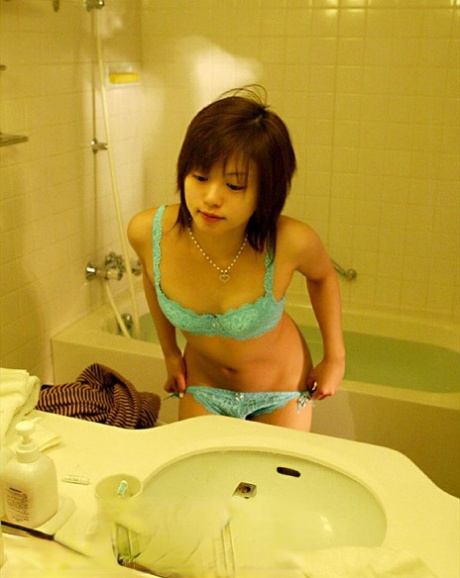 Asian MILF Hitomi Hayasaka hits upon great nude poses while taking a bath