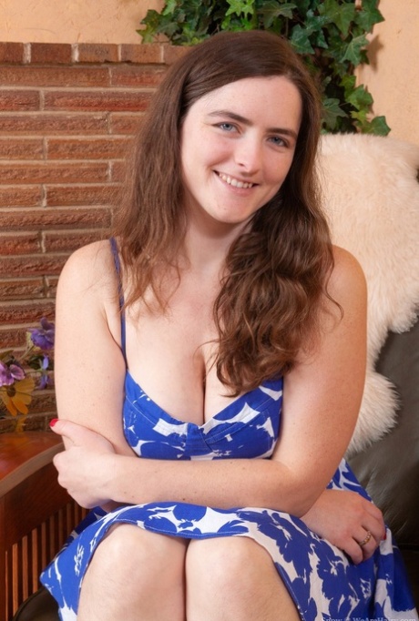 Menina caucasiana com mamas naturais expõe as axilas não barbeadas e a rata