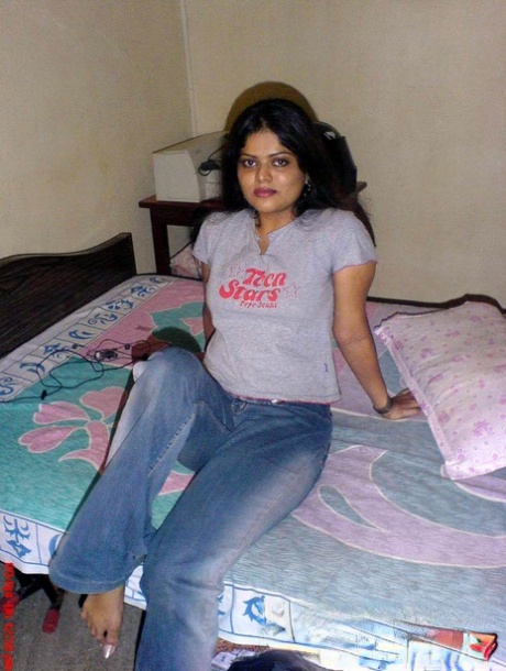 Une petite Indienne découvre ses gros seins naturels après avoir enlevé son jean.