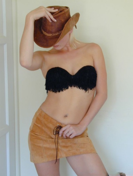 Sexet blondine debuterer nøgen iført cowboyhat af ruskind