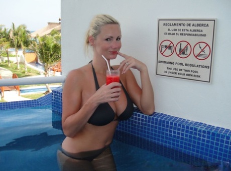 Grote tieten blondje Allie vingert na het loungen in een zwembad