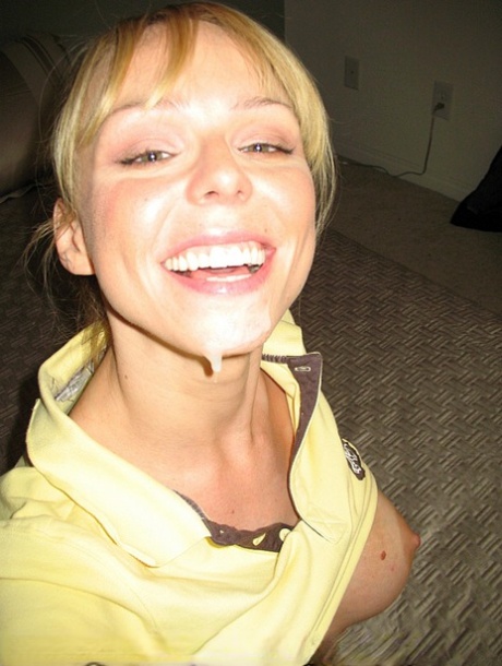Blonde amateur Naughty Julie likt sperma van lippen na pijpen van penis
