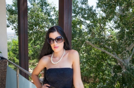 Bela morena April Blue mostra o seu cu gordo enquanto desliza uma tanga de lado