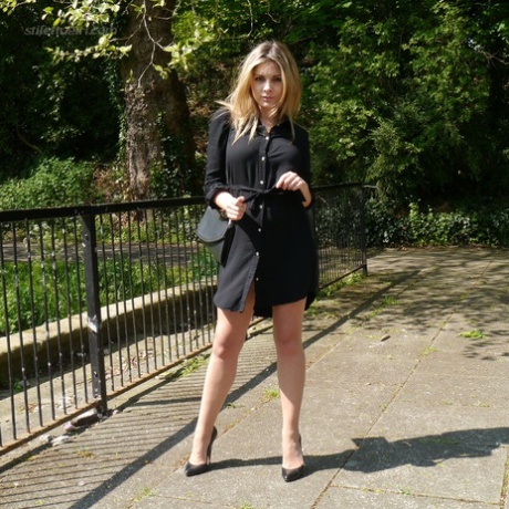 Une blonde sexy sort de ses talons aiguilles sur un viaduc.