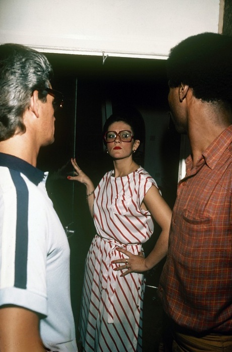 Cheating housewife for the seventies gets into an interracial MMF scene