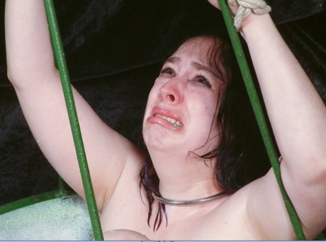 超重的女性性奴在打针时被束缚在篮子里