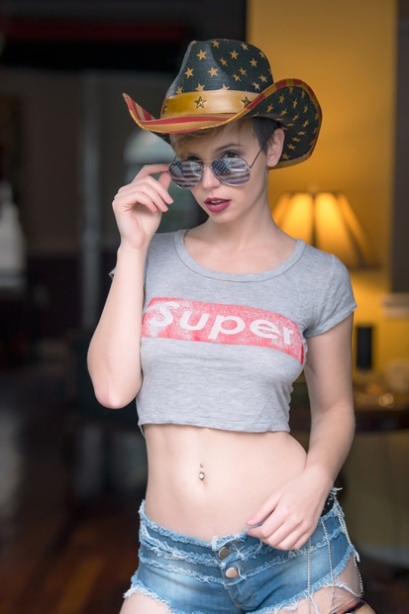 A modelo amadora de cabelo ruivo curto Elizabeth Hansen desnuda de forma sexy