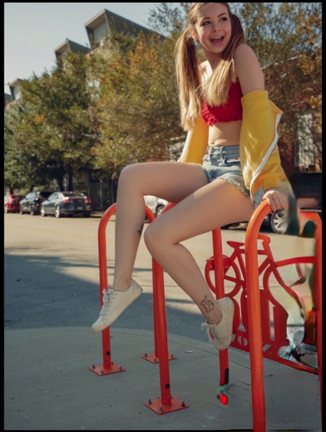 全裸になった後、おさげ髪を保持する若いルックスの少女Lana Lea